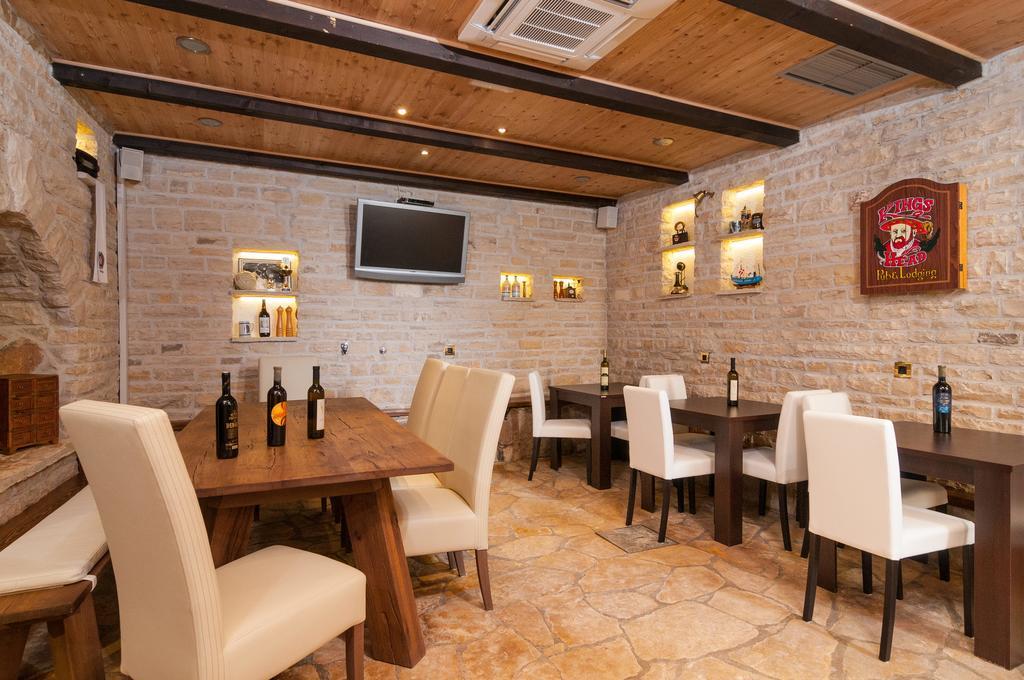 Apartments Larsen Оміш Екстер'єр фото