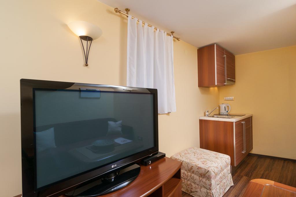 Apartments Larsen Оміш Екстер'єр фото