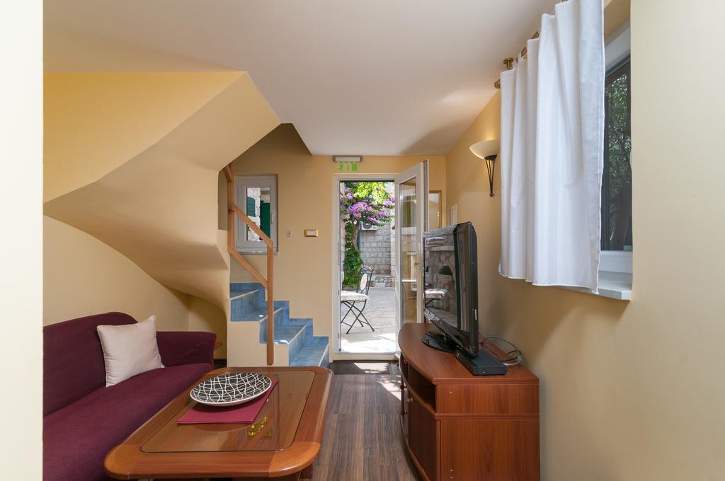 Apartments Larsen Оміш Екстер'єр фото
