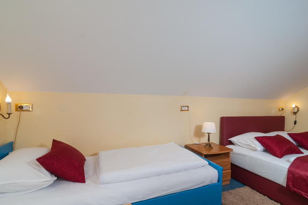 Apartments Larsen Оміш Екстер'єр фото