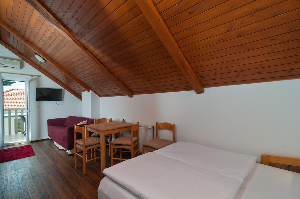 Apartments Larsen Оміш Екстер'єр фото