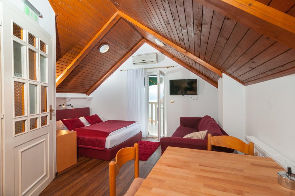 Apartments Larsen Оміш Екстер'єр фото