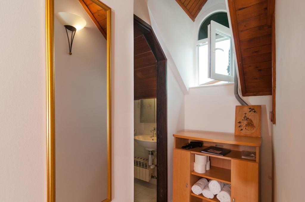 Apartments Larsen Оміш Екстер'єр фото