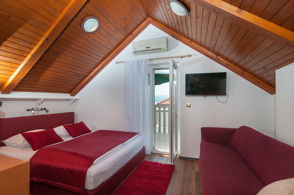 Apartments Larsen Оміш Екстер'єр фото