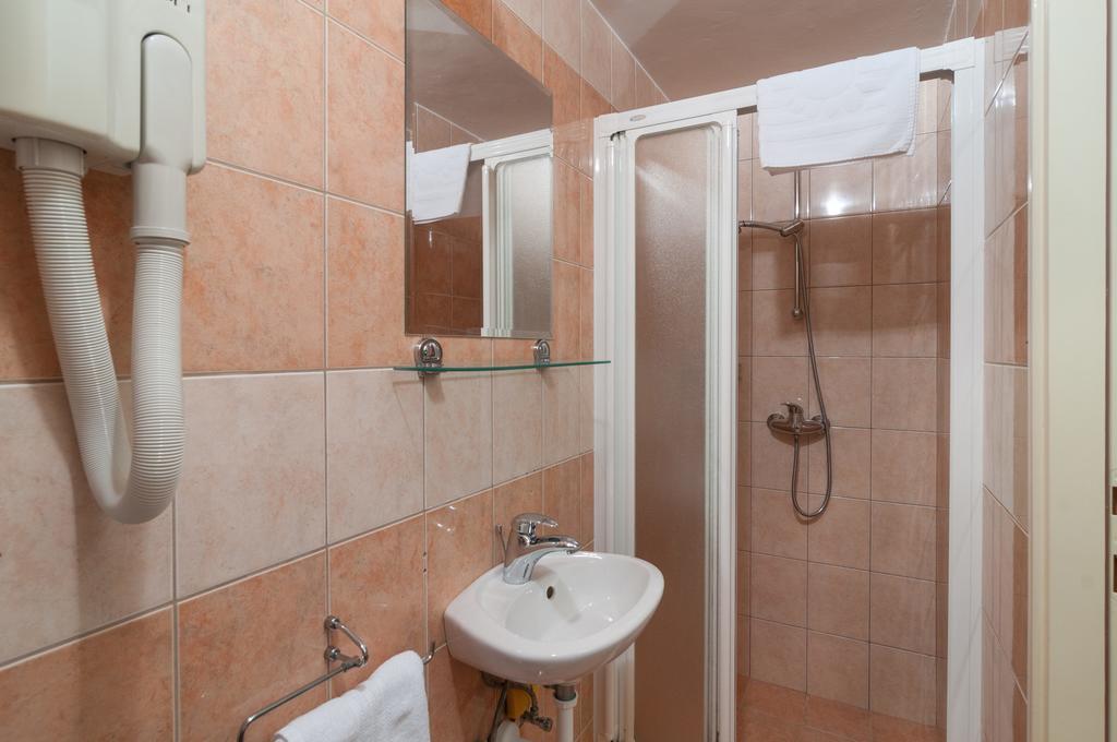 Apartments Larsen Оміш Екстер'єр фото