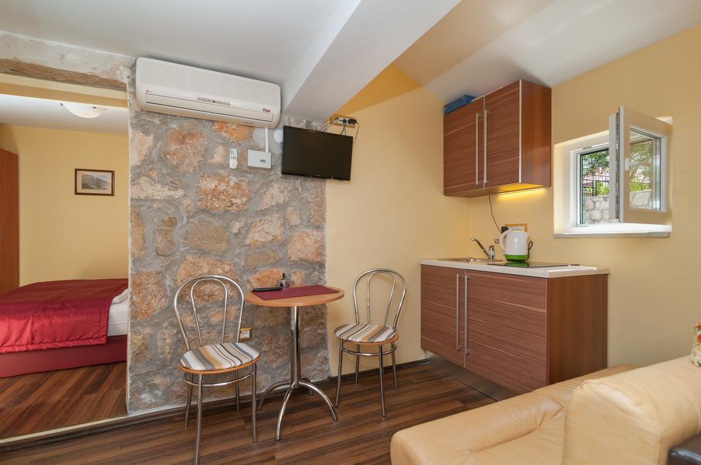 Apartments Larsen Оміш Екстер'єр фото