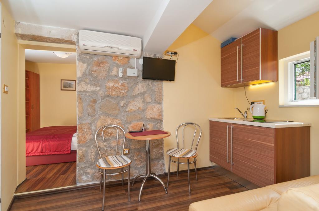 Apartments Larsen Оміш Екстер'єр фото