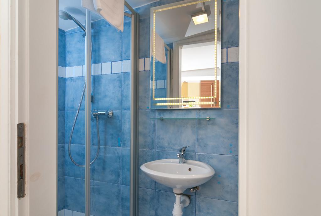 Apartments Larsen Оміш Екстер'єр фото